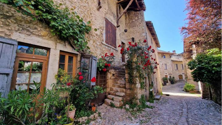 Terrasse apéritifs Pérouges